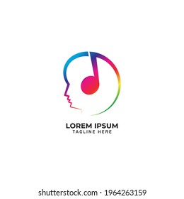 Cabeza con ilustración vectorial de notas musicales. Escuche música con el concepto de logotipo de auriculares. Gradiente multicolor del arcoiris. Aislado sobre fondo blanco.