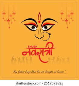 Titular SHUBH Navratri en escritura devanagari El rostro de la diosa Durga con Grandes ojos expresivos
Diyas colgantes en los lados izquierdo y derecho Un fondo amarillo Una silueta de personas bailando