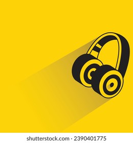 auriculares con sombra sobre fondo amarillo