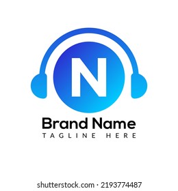 Kopfhörervorlage auf N Letter.Music and Podcast Logo Design Kopfhörer-Konzept