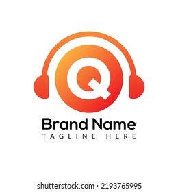 Plantilla De Auriculares En Letra Q.Concepto De Auriculares Con Logotipo De Música Y Podcast