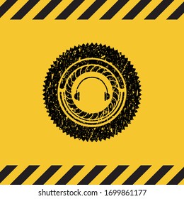 Kopfhörer-Symbol im Warnschild, schwarzes Grunge-Emblem. Vektorillustration Illustration. Detaillierte Angaben.