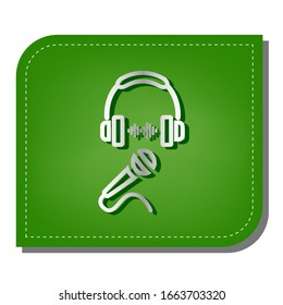 Auriculares con señal de sonido y micrófono. Icono de línea de gradiente plateado con sombra verde oscuro en hoja verde con parches ecológicos. Ilustración.