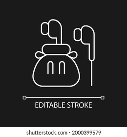 Icono lineal blanco de auriculares para el tema oscuro. Bolsa compacta con auriculares para mayor comodidad. Ilustración personalizable de línea delgada. Símbolo de contorno vectorial aislado para el modo nocturno. Trazo editable