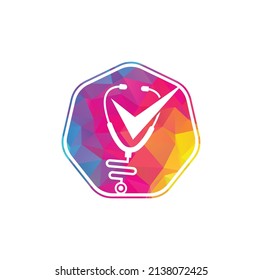 Plantilla de diseño del logotipo de comprobación de estado. Icono de estetioscopio con forma de lista de verificación. 