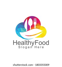 Plantilla del logotipo de la nube de alimentos saludables. Logo de comida orgánica con símbolo de cuchara, tenedor, cuchillo y hoja.