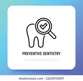 Icono de línea delgada dental saludable: diente bajo lupa con marca de verificación. Odontología preventiva. Atención dental. Ilustración vectorial.