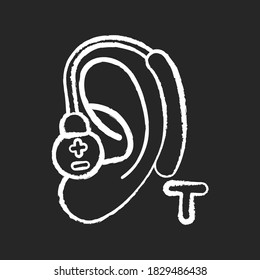 Icono de tiza de bucle de audición blanco sobre fondo negro. Tecnología de escucha asistida. Sistema de bucle de inducción de audio. Ayudas auditivas. Las instalaciones de sonido son claras. Ilustración de pizarra vectorial aislada