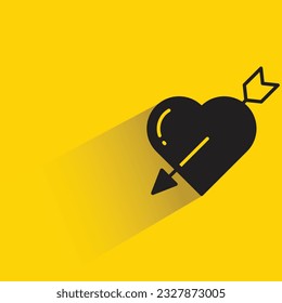 corazón y flecha arco con sombra sobre fondo amarillo