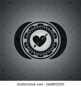 corazón con icono de flecha dentro del emblema negro