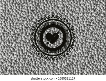 Herz mit Pfeil-Symbol in schwarzem Abzeichen mit Blasenhintergrund. Vektorillustration Illustration. Detaillierte Angaben.
