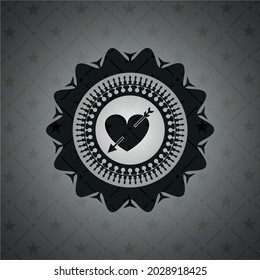 Herz mit Pfeilsymbol in schwarzem Emblem. Jahrgang. 