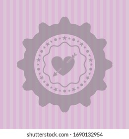corazón con icono de flecha dentro del emblema rosado. Vintage.