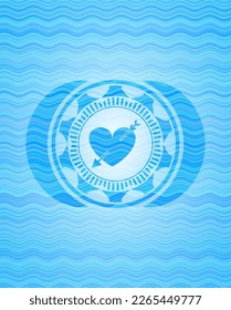 Herz mit Pfeilsymbol innerhalb des hellblauen Wassers symbolisiert Hintergrund. 