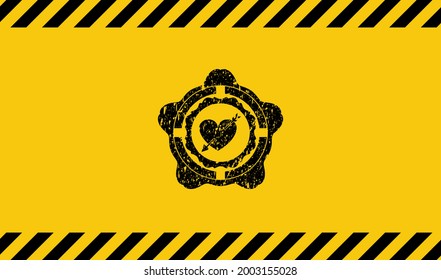 Herzstück mit Pfeilsymbol innerhalb des Warnzeichens, schwarzes Grunge-Emblem. Vektorgrafik. Detaillierte Angaben. 