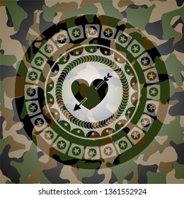 heart with arrow icon on camouflage pattern