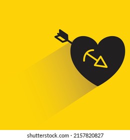 icono de corazón y flecha con sombra sobre fondo amarillo