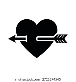 Corazón con la flecha aislada en el fondo blanco