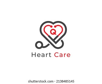 Símbolo del icono del logotipo del estetioscopio Heart Care Design con la letra Q. Plantilla de logotipo de ilustración de vector