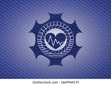 corazón con icono del electrocardiograma dentro de la placa con fondo de denim