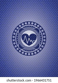corazón con icono del electrocardiograma dentro del emblema con fondo jean de alta calidad. 