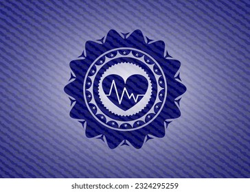 corazón con icono electrocardiograma dentro del emblema con textura jean. 