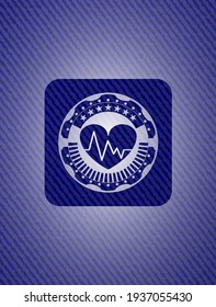 Herzstück mit Elektrokardiogramm-Symbol auf jean- oder denim-Emblem oder Badge-Hintergrund. 