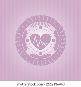 Herz mit EKG-Symbol in rosafarbenem Emblem. Konzeption. 