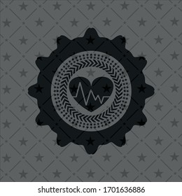 Herz mit EKG-Symbol in realistischem dunklem Emblem