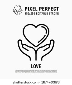 El corazón en las manos humanas es un icono de línea delgada. Trazo perfecto y editable. Ilustración vectorial del amor, apoyo, ayuda médica o caridad.