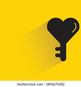 tecla de corazón con sombra de caída sobre fondo amarillo
