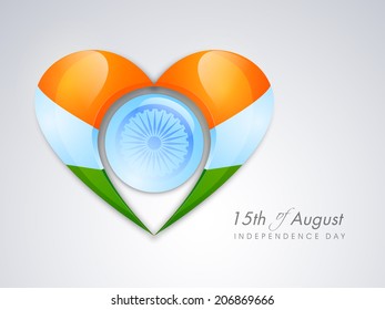 Herzstück für Nation, glänzendes Herzdesign in nationalen Trifarben mit Asoka-Rad auf grauem Hintergrund für indische Unabhängigkeitstagsfeiern. 