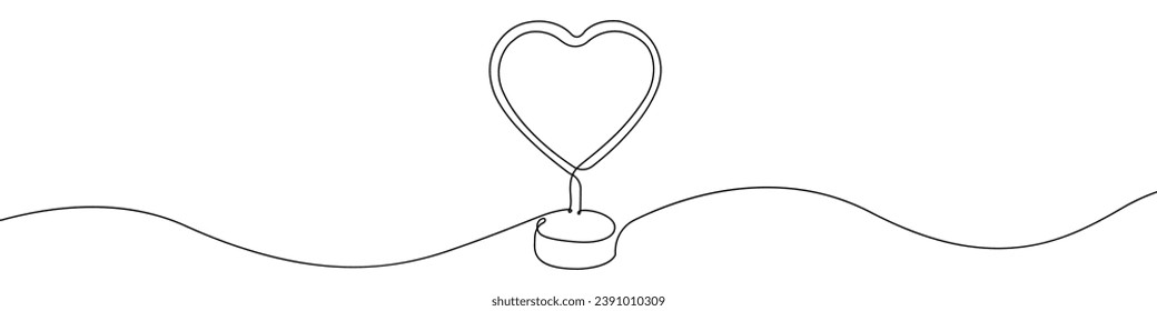 Un corazón en un vector de dibujo continuo de línea de icono de base. Fondo vectorial del icono de una línea de la lámpara del corazón. Icono de forma de corazón. Continuo contorno de corazón en un estrado.