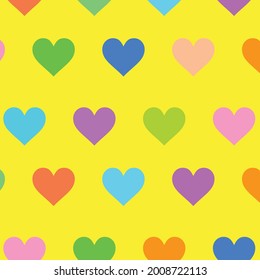patrones cardíacos en colores arcoiris sobre fondo amarillo, vector