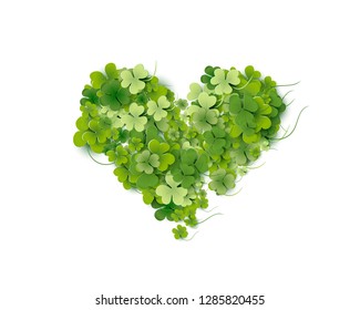 Herzförmig aus hellgrünen, kleinen Shamrock-Blättern auf weißem Hintergrund Happy St. Patricks Day Kreativkarte. Vektorgrafik für Hochzeitskarten und Grußkarten, für Werbung.