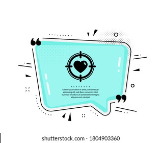 Icono de objetivo Corazón en objetivo. Burbuja del discurso de citas. Amar el símbolo de citas. Signo del día de San Valentín. Marcas de citado. Icono de destino de San Valentín clásico. Vector
