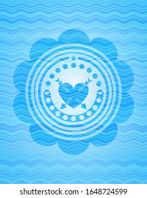corazón con dos flechas icono dentro de la placa de representación de olas de agua.