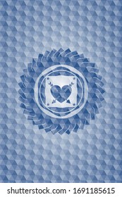 Herz mit zwei Pfeilen Symbol in blauem Abzeichen mit geometrischem Muster.