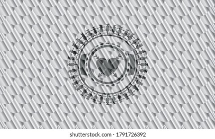 corazón con dos flechas en la placa de plata. Patrón de escalas. Ilustración vectorial. Detallado. 