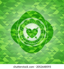 corazón con dos flechas icono dentro del emblema verde con fondo de mosaico. 