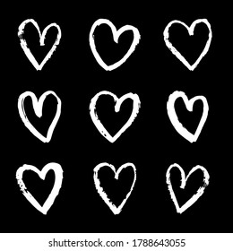 Corazones de pincel. Conjunto de pincel de pintura vectorial, plantillas de trazos de pincel. Elementos de diseño gruesos. Cuadros de texto largos. Pancartas sucias de textura de distrés. Grunge los objetos pintados. Plantas de tinta. Objetos pintados.