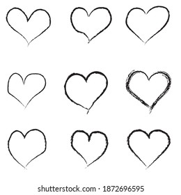 Corazones puestos a mano en el fondo