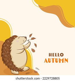 Hallo Herbstschrift mit Cartoon Hedgehog blasen Blätter auf beigem und gelbem Hintergrund.