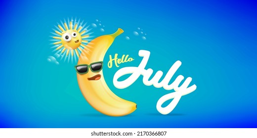 hola Banner horizontal de julio con caricatura solar y personaje de banana funky aislado en el fondo turquesa del verano. Vector 3d arcilla horizontal hola july escena, afiche, volante, banner y fondo