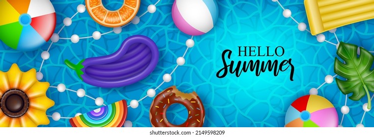 Hola banner de verano con bolas inflables, colchón y anillos de natación en el fondo del agua de la piscina	
