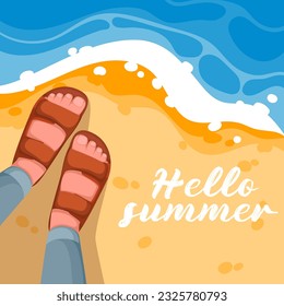 Hola banner de verano con patas de hombre en la ilustración del vector de playa de arena. Selfie de dibujos animados vista superior de los pies masculinos en las sandalias de playa paradas en la arena cerca del agua azul, sobrevolando la feliz escena costera