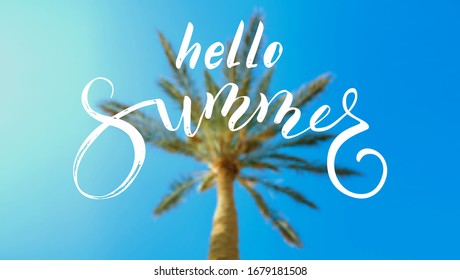 Hallo Sommer. Kalligraphie-Schrift auf dem Hintergrund des Palmenbaums. unscharfer Hintergrund der Vektorillustration. Tropischer Baum und blauer Himmel