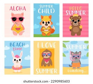 Hola tarjetas de verano con animales de dibujos animados en vacaciones en la playa. Oso lindo. Sonriente, bronceado y surf, juego de vectores de póster divertido. Personajes divertidos en vacaciones descansando