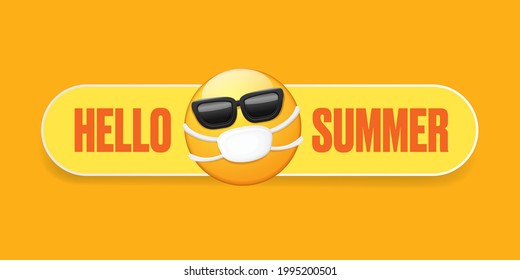 Hola concepto de verano con pegatina Emoji amarilla con boca máscara de protección médica y gafas de sol aisladas en el fondo de la bandera horizontal naranja. Cartel de verano o volante de Vector hello con emoji