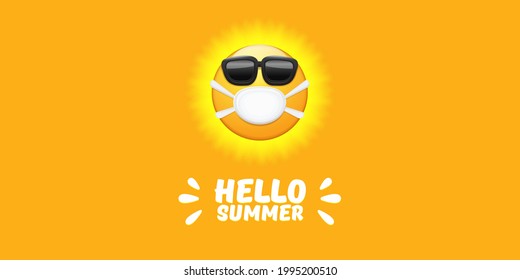 Hallo Sommerkonzept mit gelbem Emoji-Aufkleber mit Mundschutzmaske und Sonnenbrille einzeln auf orangefarbenem, horizontalem Banner-Hintergrund. Vektor-Hallo-Sommerposter oder -flyer mit Emoji